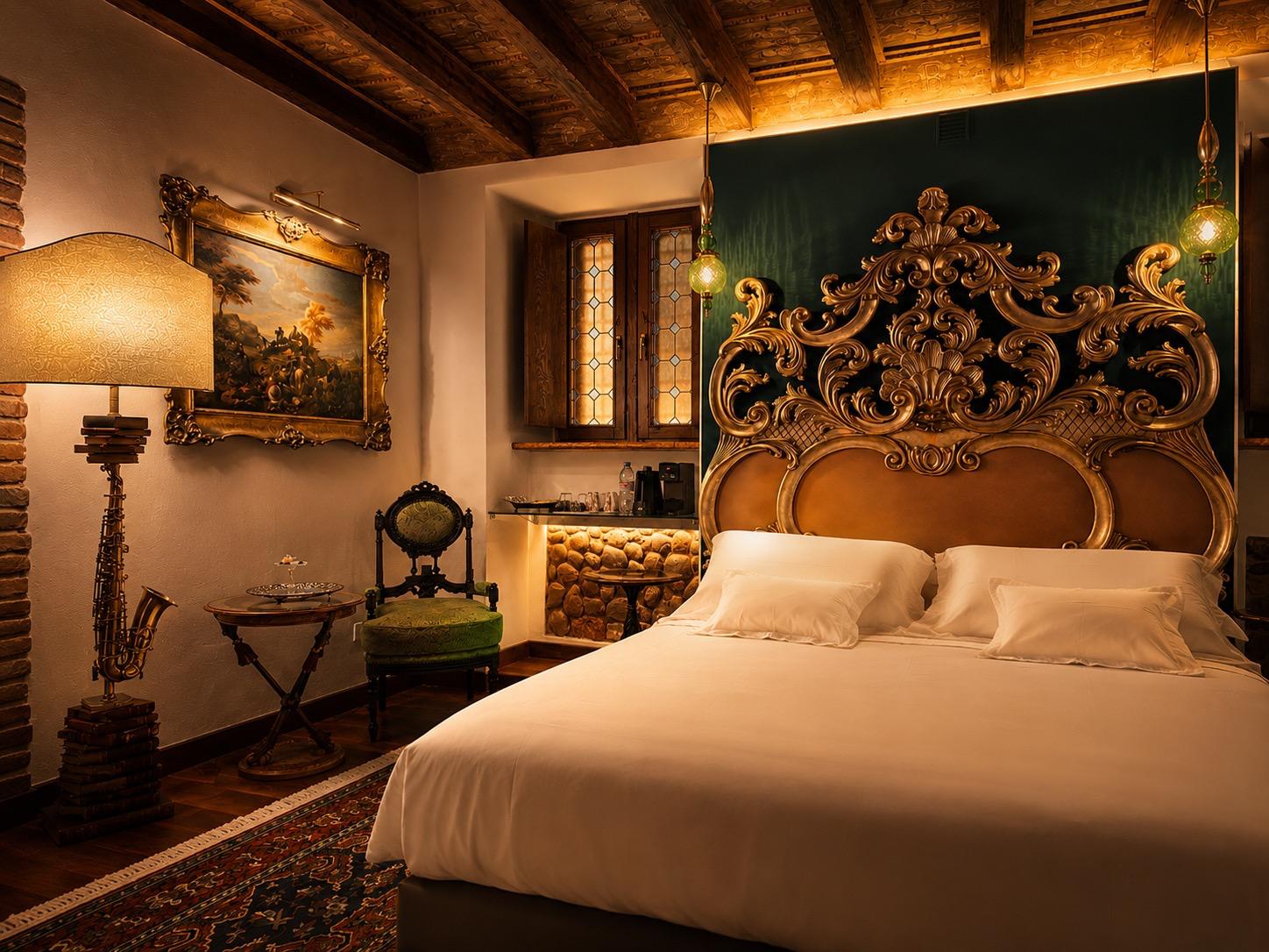 Marcello Sleep & Spa: suite con SPA privata nel centro storico di Verona, a 450 metri dall’Arena, letto matrimoniale con testiera barocca dorata, parete verde petrolio, finestra con vetri colorati e soffitto a travi a vista