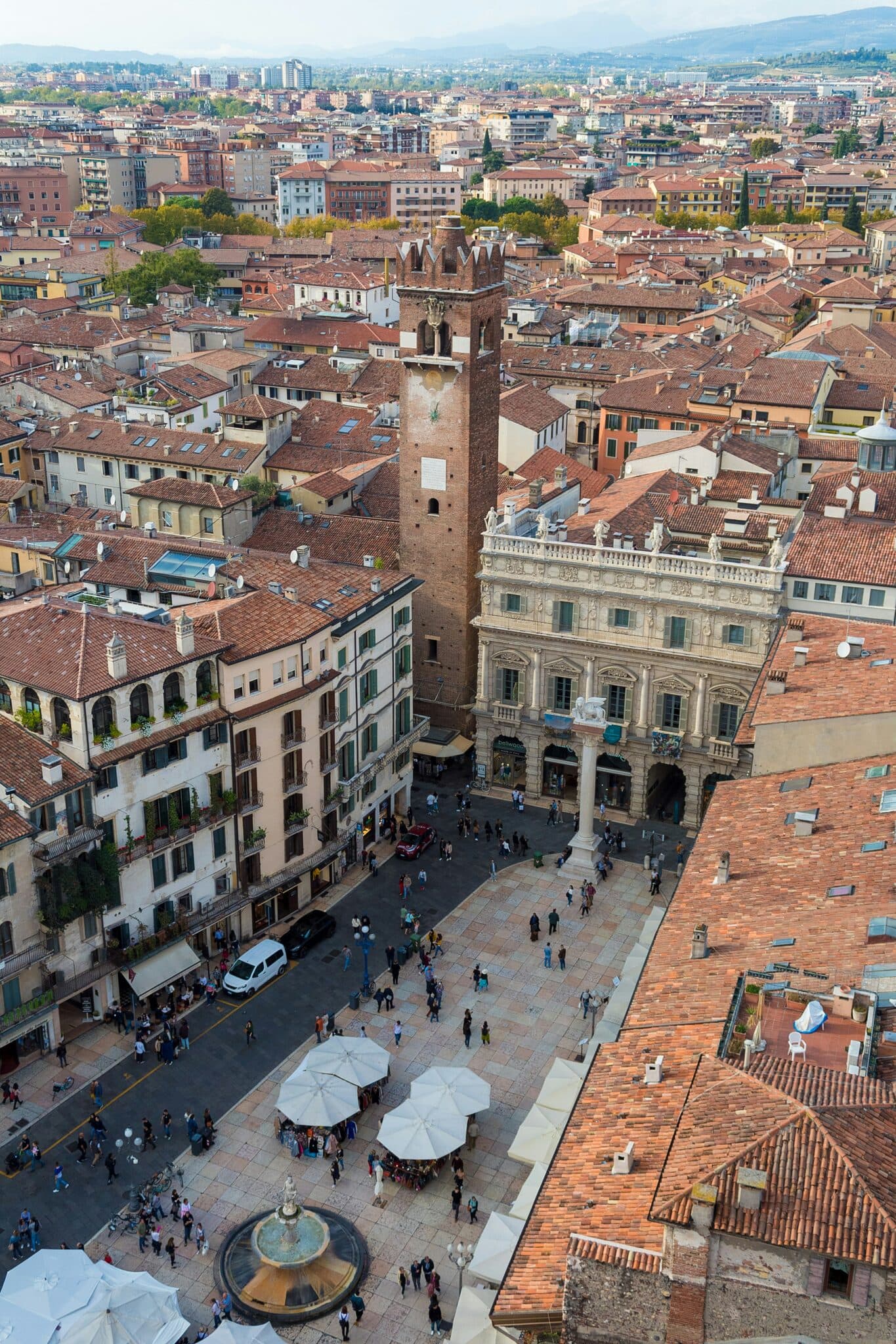 Piazza delle Erbe, a 950 m da Marcello Sleep & Spa, nel centro storico di Verona